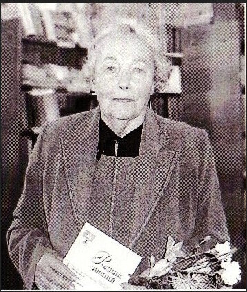 Зоя Александровна Образцова в Весьегонской библиотеке с изданным Родником знаний в руках. 2006 год