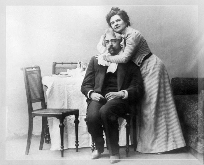  Сцена из пьесы Чехова «Чайка», поставленной в МХТ в 1898 году. Константин Станиславский в роли Тригорина, Ольга Книппер в роли Аркадиной.