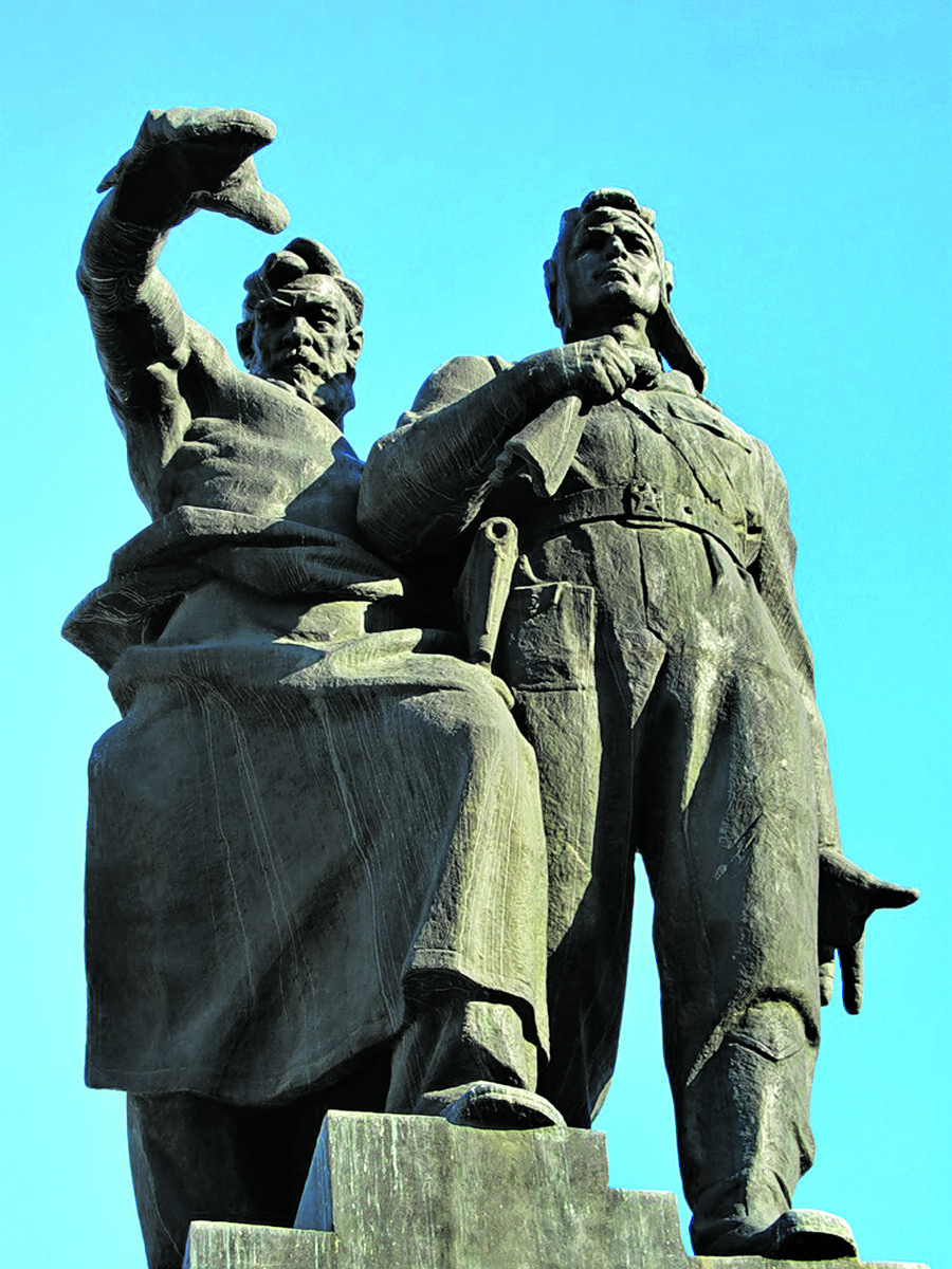 Памятник воинам Уральского добровольческого танкового корпуса