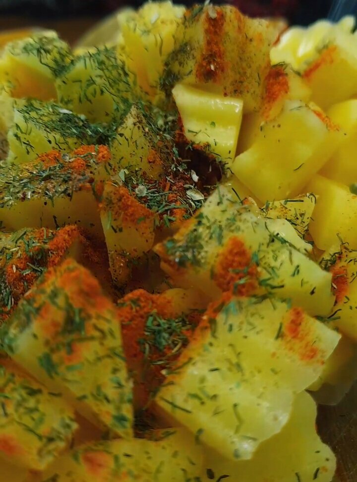 2. Добавляем картофель(все продукты сырые) и Любимые специи(сушеный укроп, соль, перец по вкусу, паприка, сушеный чеснок).