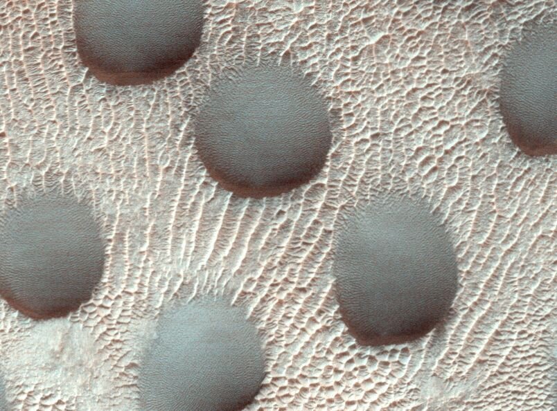    Эти же дюны в дневном свете. Фото: NASA/JPL-Caltech/UArizona