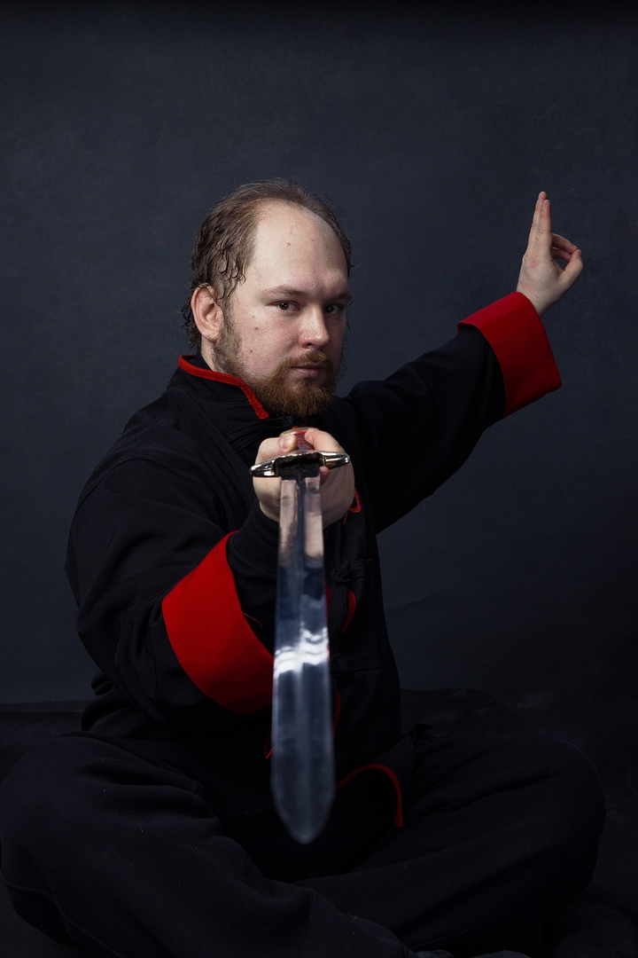 Фото Михаила Мартюшева. Никитин П.А. Руководитель Пермского филиала Хонг За Куен.
Традиционная и-фу форма школы и меч цзянь (лиен кием). 