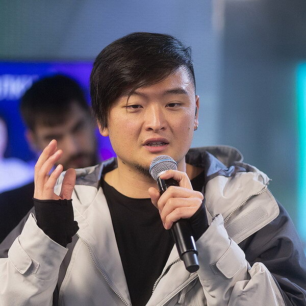     Анатолий Цой рассказал про «Лавочки» и травму