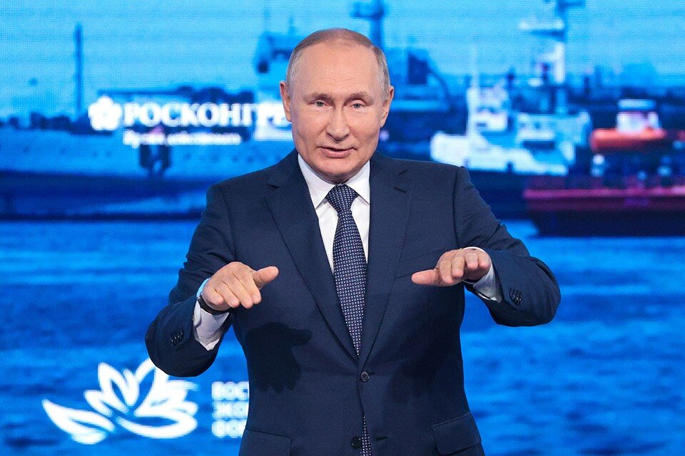     Галстук такой расцветки, как у Владимира Владимировича, иногда называют «галстуком Штирлица». В похожем ходил персонаж Вячеслава Тихонова в «Семнадцати мгновениях весны». Фото: Сергей БОБЫЛЕВ/ТАСС