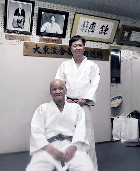Тиба сихан и Сато сихан в додзё штаб-квартиры Дайто-рю Айки-дзюдзюцу Сикоку.
