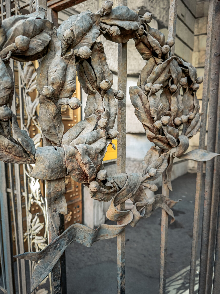 Красивое оформление ворот в арке дома. Интересно разглядывать вблизи такие вещи