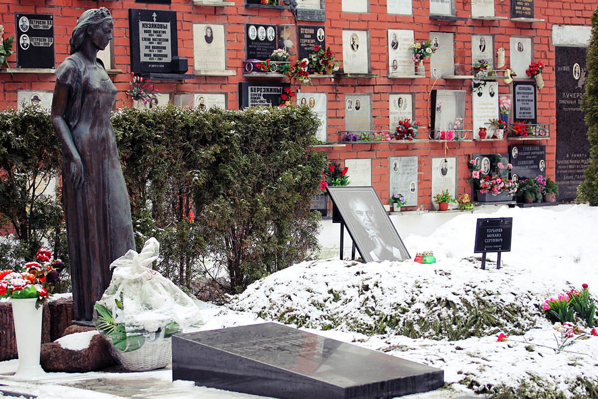 могила. новодевичье кладбище горбачева. могила горбачева михаила. похороны горбачева на новодевичьем. могила горбачевых на новодевичьем кладбище.