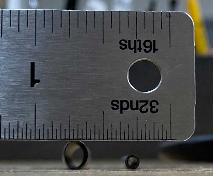 Рисунок 1: На рисунке показано поперечное сечение образца термоусадочной трубки как до, так и после неограниченной усадки. Для проверки срока службы образца регистрируется измерение внутреннего диаметра, за которым следует неограниченная усадка образца в печи. После усадки повторно измеряется внутренний диаметр и измеряется толщина стенки.