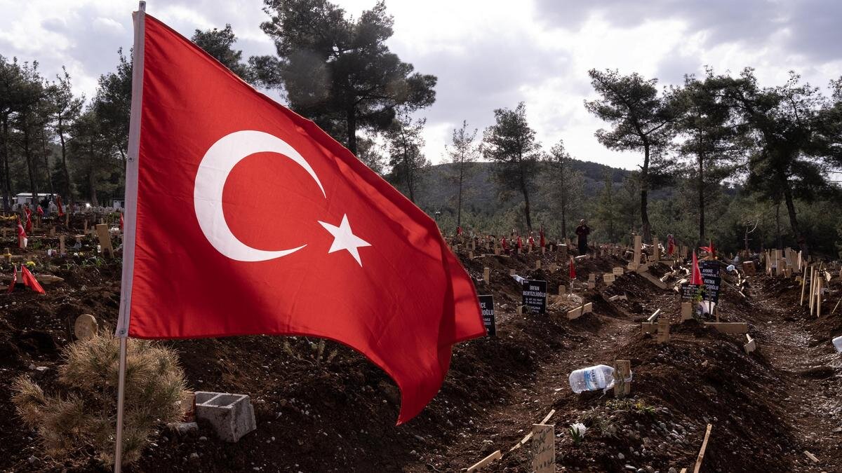    Могилы людей, погибших в результате землетрясений:Ugur Yildirim / dia images via Getty Images