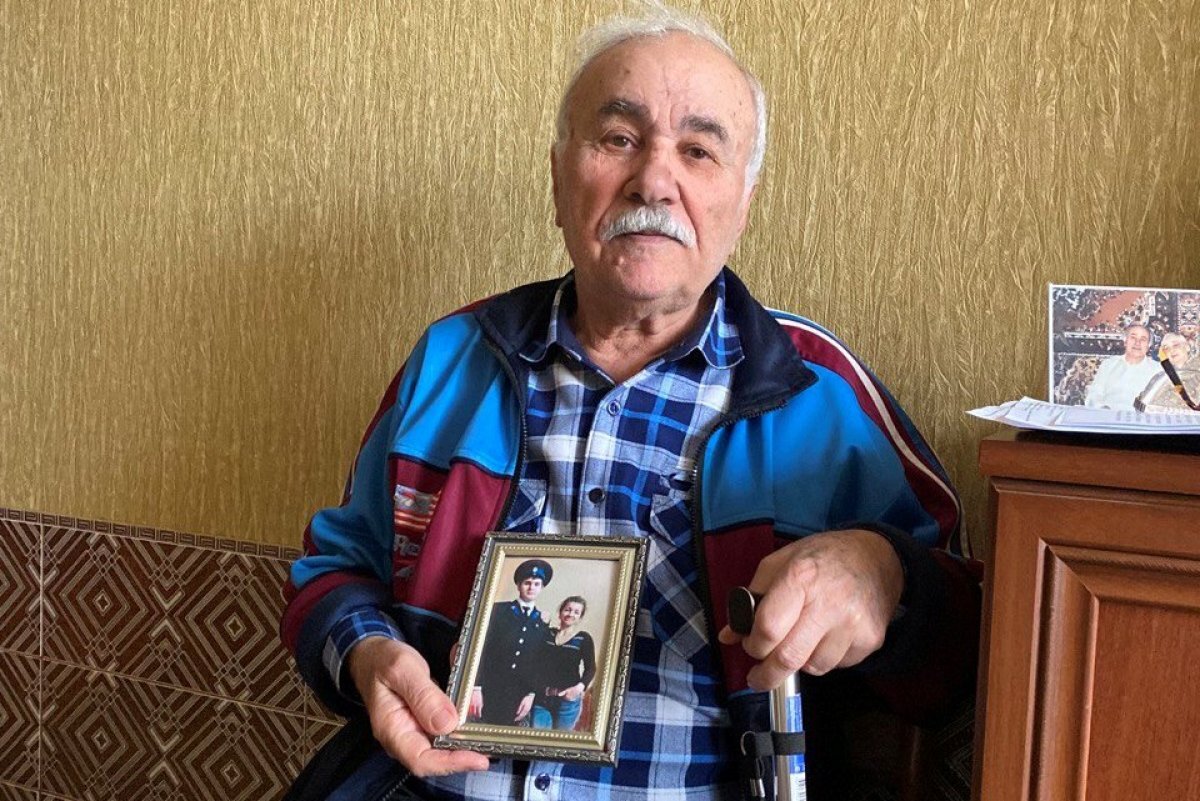    Вместо близких людей вокруг Джона Абрамовича только фото.