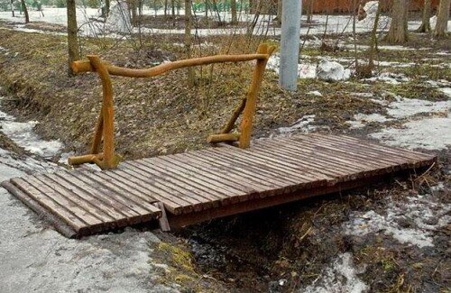 Это не мой мостик, но принцип понятен. Опор нет. Почему нельзя так же построить через реку или пролив? Ах, сопромат... всё понятно, официальная наука. 