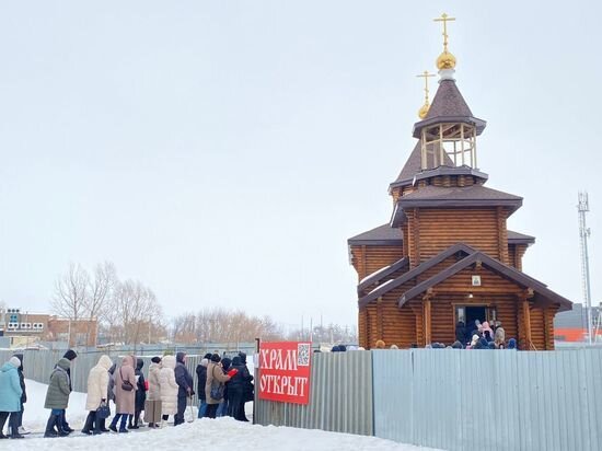     Очередь из верующих, желающих поклониться мощам Святой