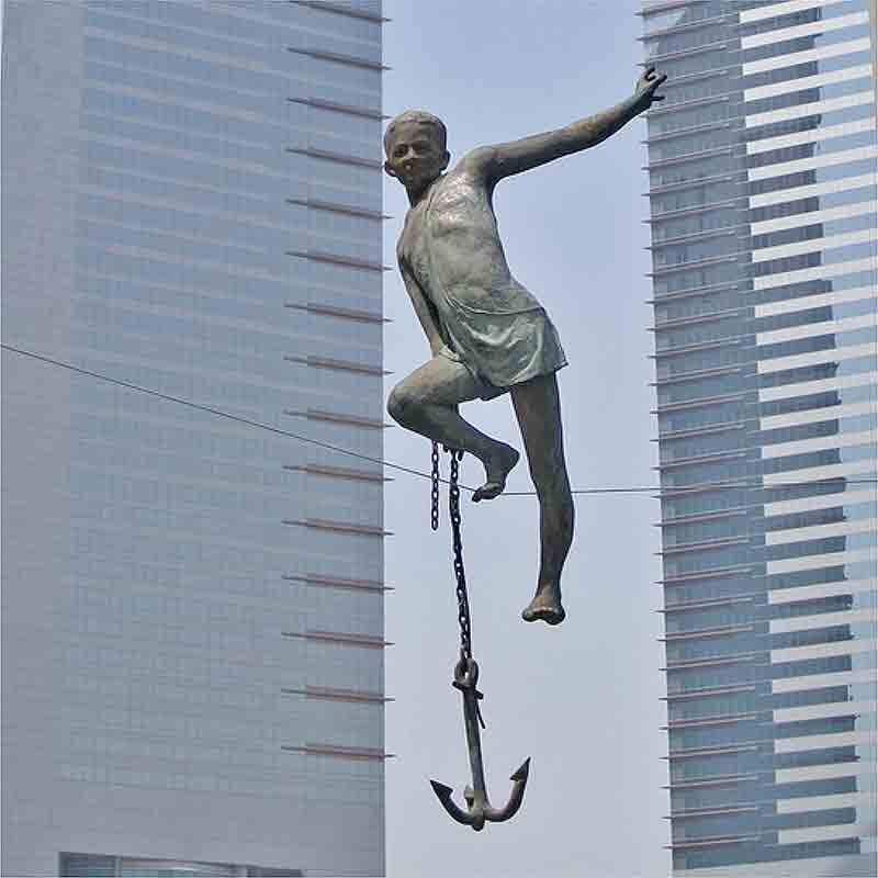 балансирующие скульптуры джерзи кедзиора. скульптура парящий младенец в сингапуре. джерзи кедзиора. балансирующие скульптуры джерзи кедзиора. скульптуры джерзи кедзиора.