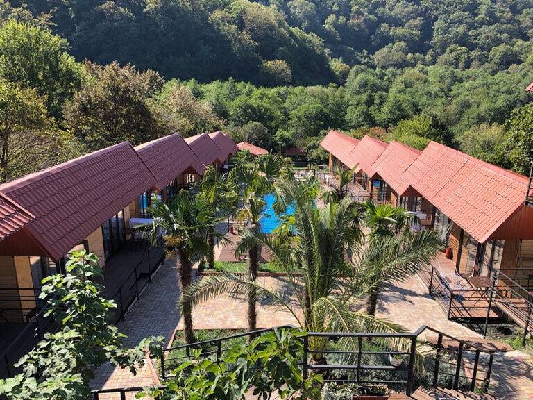 Йога деревня с видом на горы