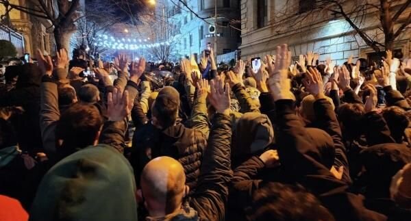 Участники акции протеста у здания парламента Грузии в центре Тбилиси📷
