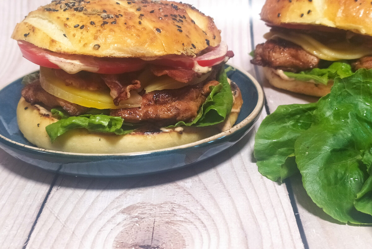 Сэндвич с маринованной курицей, обжаренной на гриле, острым майонезным  соусом и сыром раклет | Fast-food int. | Дзен