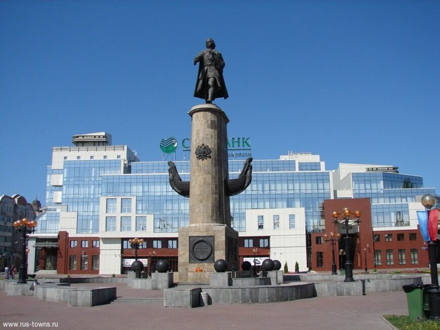 Особенно гармонично памятник выглядит на фоне здания Сбербанка. Источник фото: rus-towns.ru