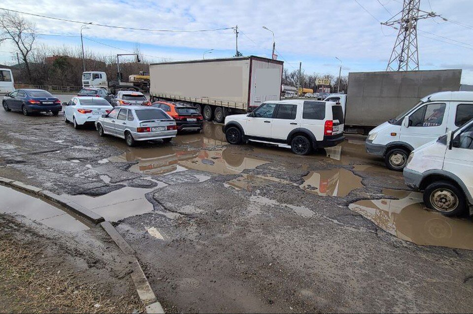     Улица Автомобильная в города давно в таких ямах Сергей НАДЕЖДИН