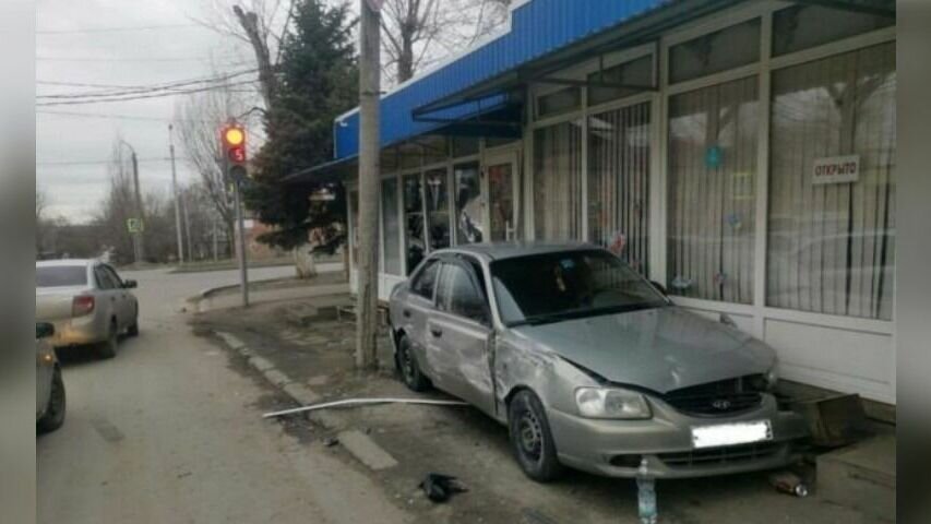     В Ростовской области водитель легкового автомобиля врезалась в торговый павильон, сообщили в УГИБДД по региону.