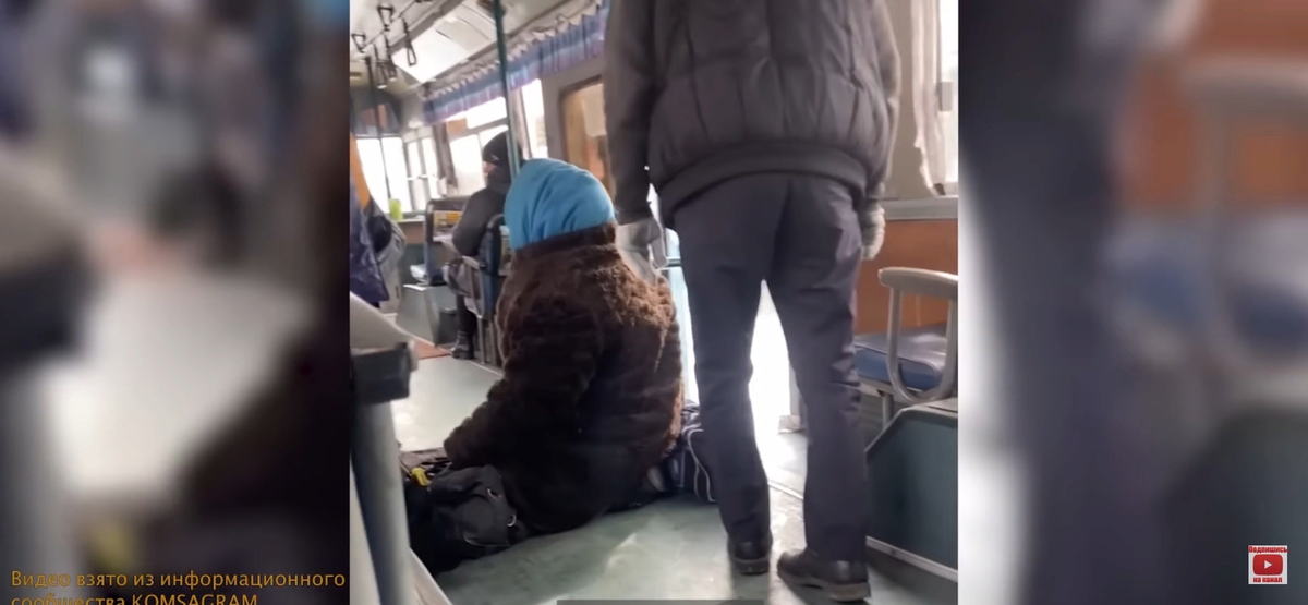 Бабушка в автобусе. Водитель автобуса. Бабку выкинули из автобуса. Женщины в общественном транспорте. В париже беременную девушку выбросили из автобуса.