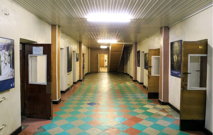 Тот самый коридор... При мне картин на стенах не было.