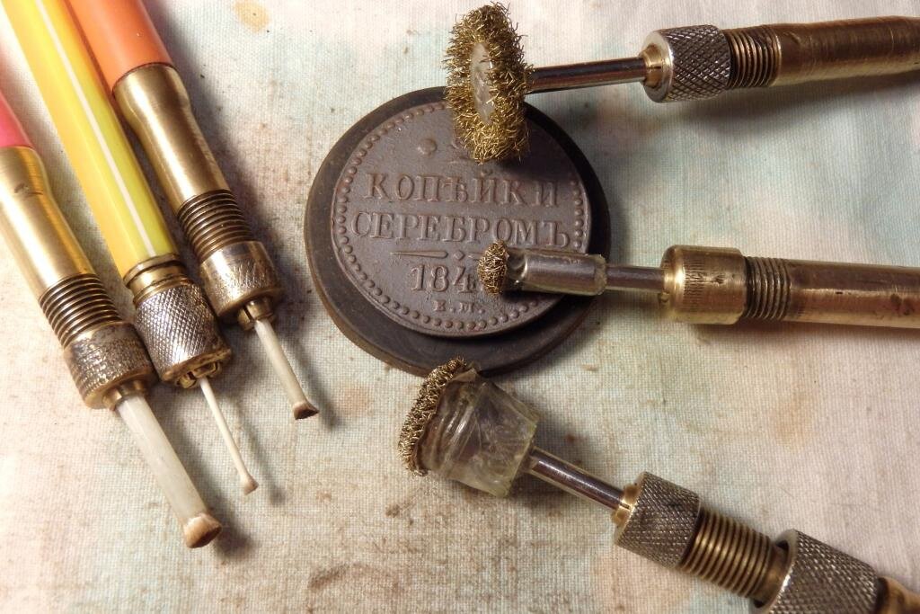 Наборы и инструменты для чистки монет: что выбрать для химической и механической реставрации