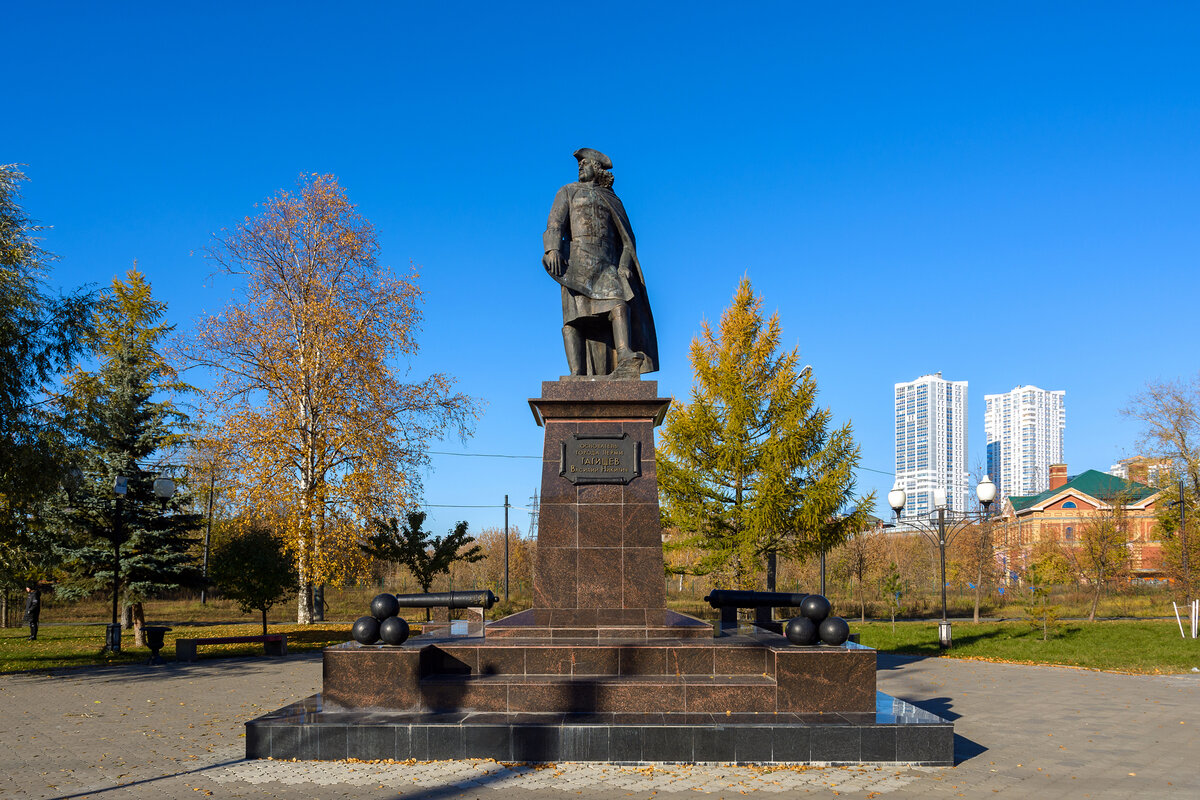 Сквер татищева пермь. Памятник Татищеву в Перми. Памятник Преображенскому в Перми. Памятник модераху в Перми.