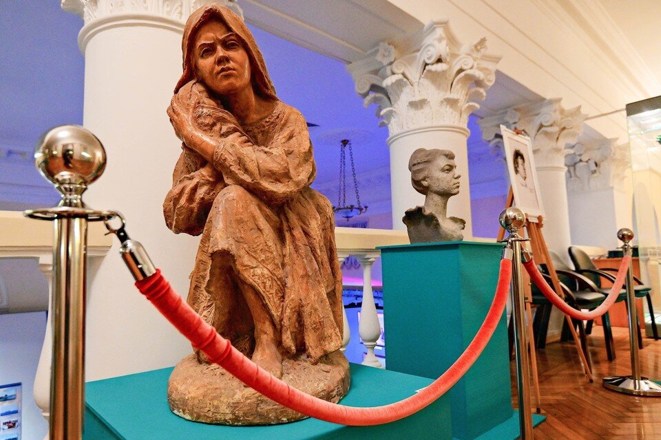     Работы О.Миньковой на выставке в кинотеатре «Украина». Фото: Музей обороны Севастополя.