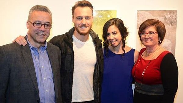      Керем Бурсин и его семья