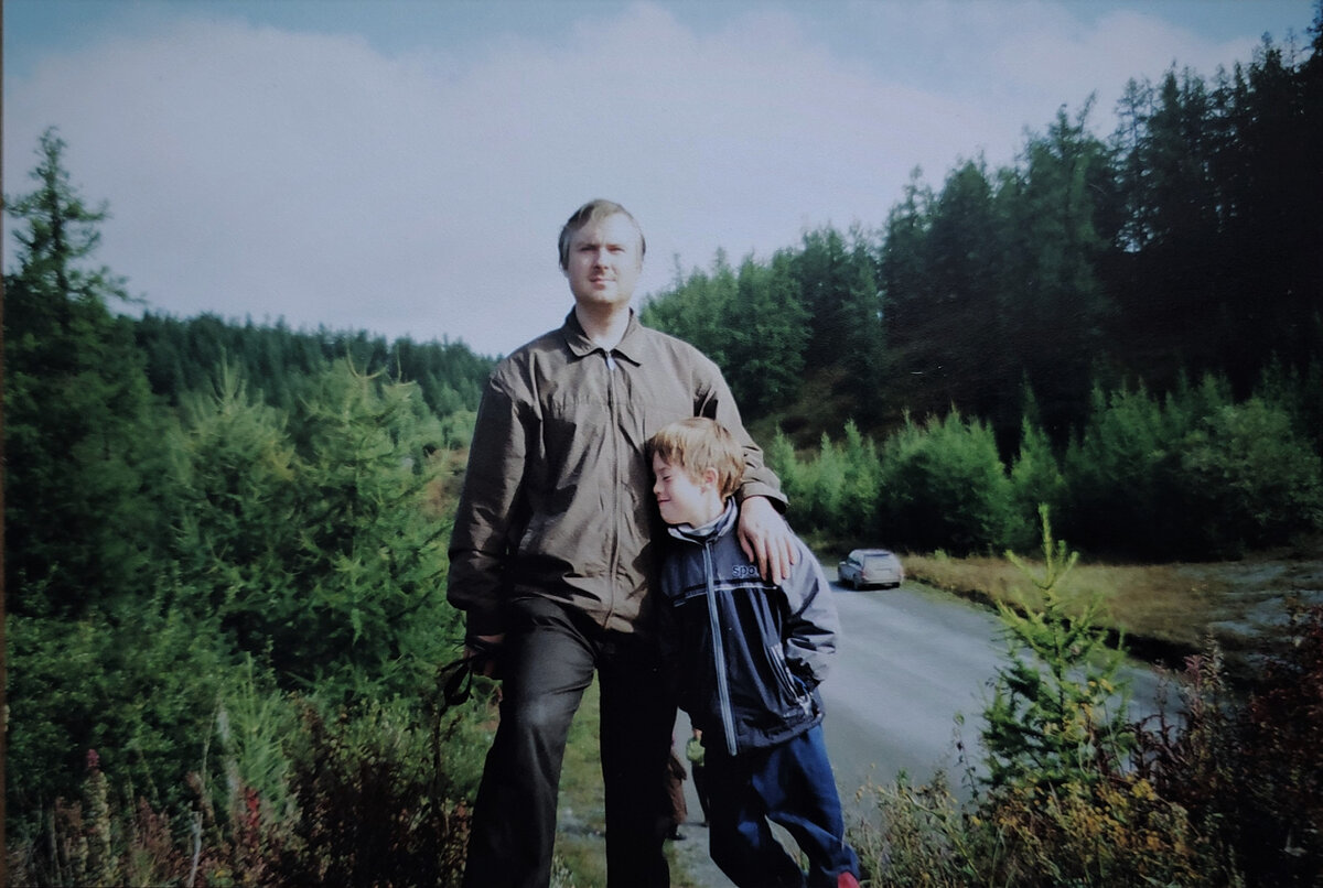 С сыном. Маленький такой ещё. Это - средний. Младшему тогда полгода всего было