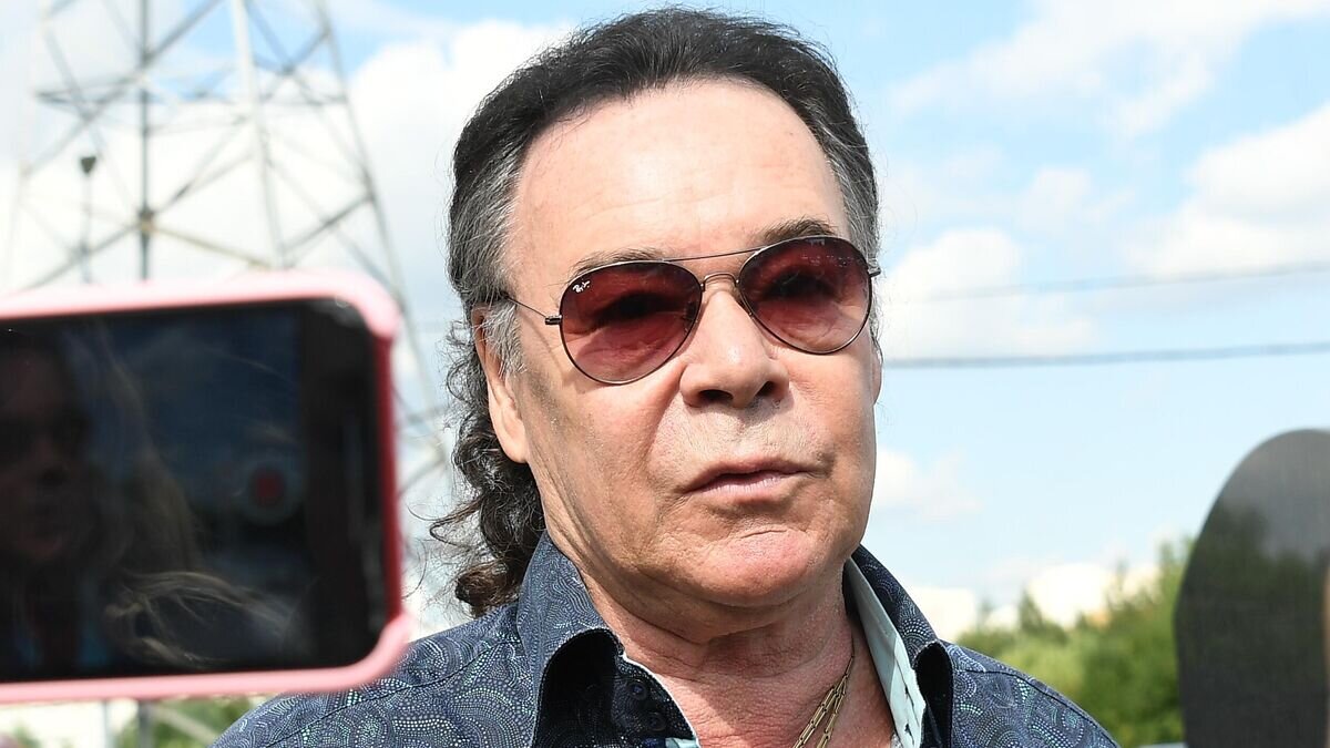    Певец Михаил Муромов перед началом церемонии прощания с заслуженной артисткой РФ певицей Валентиной Легкоступовой© РИА Новости / Екатерина Чеснокова