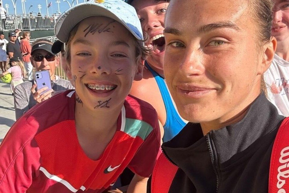     Арина Соболенко опубликовала фото со своими болельщиками в Индиан-Уэльсе. Фото: соцсети Арины Соболенко