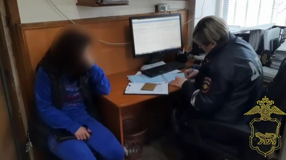     Жительница Приморья, севшая за руль без прав, наехала на двух пешеходов и скрылась с места ДТП. Злостную нарушительницу ПДД вычислили полицейские.