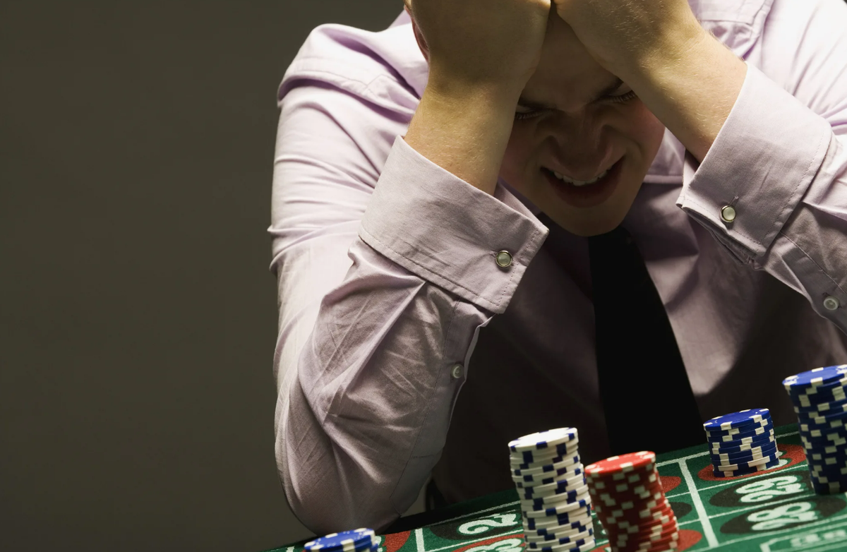 Ставки это азартные игры. Азартный человек. Проиграл в казино. Проигрыш в казино. Зависимость от казино.