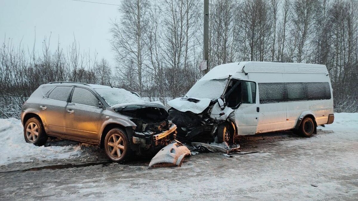     Недалеко от областной столицы столкнулись «Ниссан Мурано» и «Форд Транзит». По данным ГИБДД, одна из машин выехала на встречную полосу около поселка Андреевский.