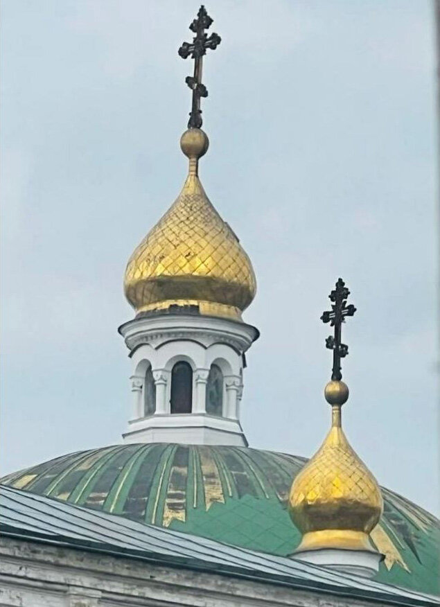 На Трапезном храме Киево-Печерской Лавры почернели кресты 
