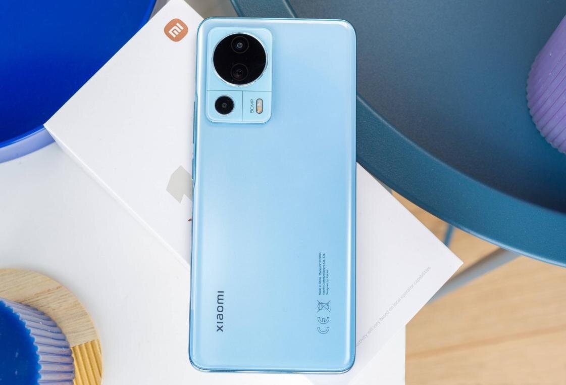 Xiaomi 13 Lite выделяется компактными размерами. Фото: gsmarena.com