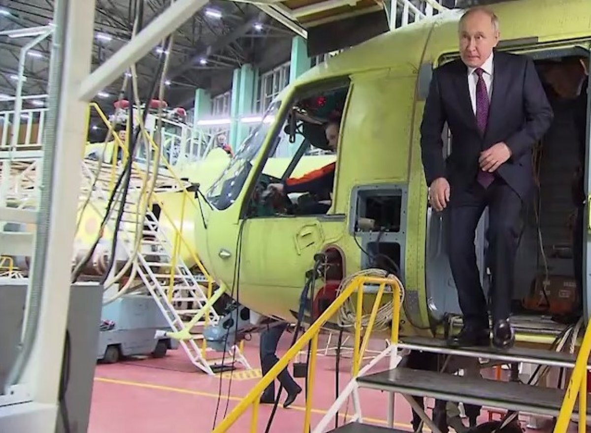    Владимр Путин во время посещения авиазавода в Улан-Удэ.