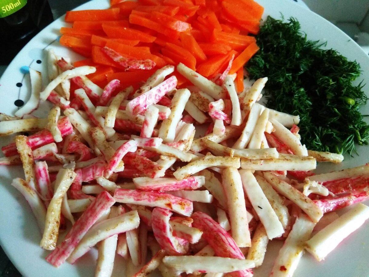 Рецепт: Салат с морковью и крабовыми палочками