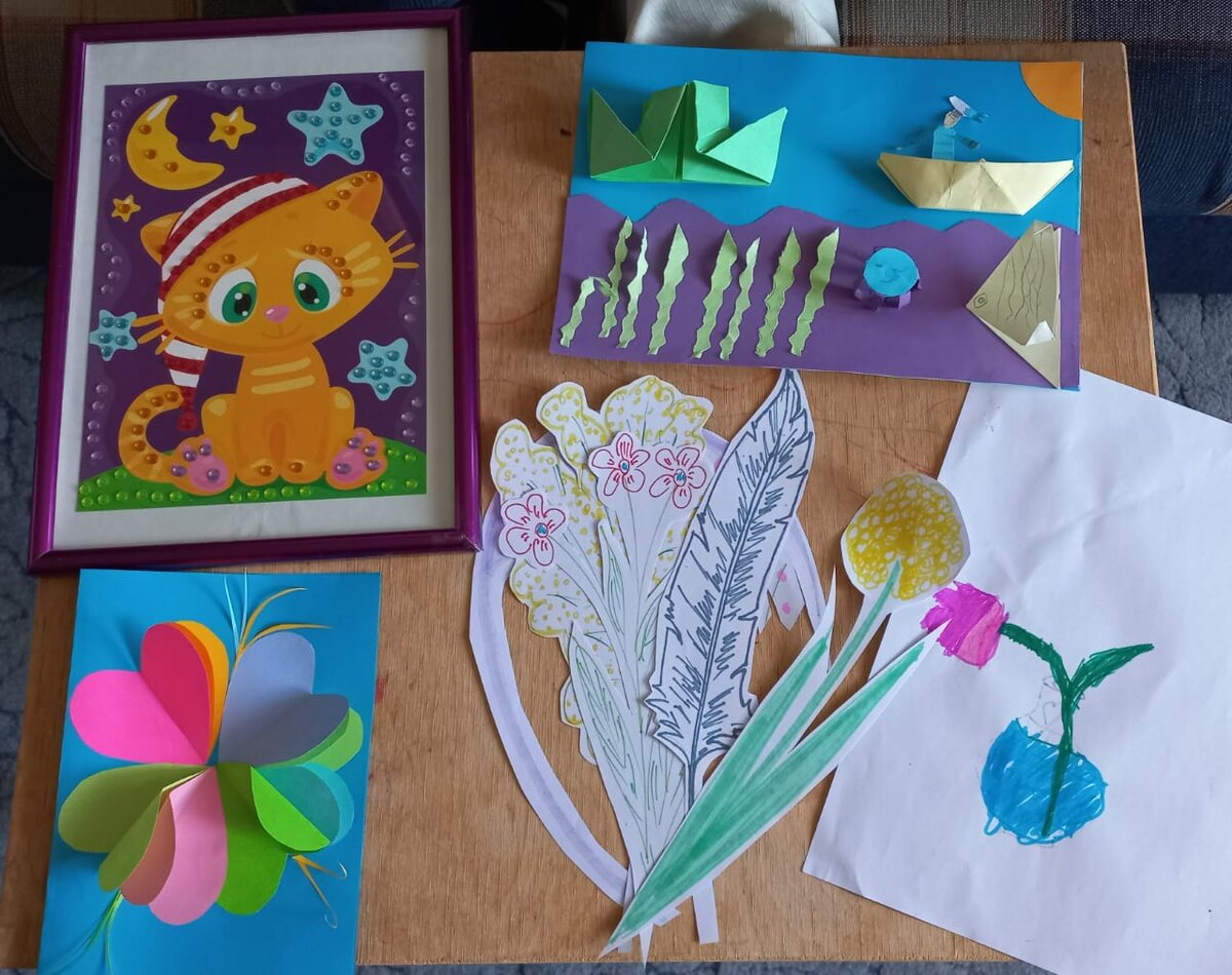 Подарки завёрнутые не щёлкнула. А тут хоть открыточка наша с Симой, Симины котик и тюльпан. Ну и мои цветы и пёрышки, украшавшие упаковку.