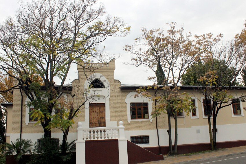 ещё тогда никто и не вспомнил. Поликлиника и другие социальные учреждения обслуживающие население должны быть в шаговой доступности. В микрорайоне проживает много пожилых людей и инвалидов которые не в состоянии доехать в центральную поликлинику на одной маршрутке № 92. От остановки улицы Верхняя Лысая Гора дом№10 до конечной остановки автобуса № 14 по улице Лизы Чайкиной автобусного сообщения нет совсем. Продление рейса маршрутки №44К, который ходит только по «Светлане», до конечной автобуса №14 администрация города так и не решила. У многих домов стоят шлагбаумы мешающие проезду маршруток, трасса по улице Пятигорская узкая меньше 3,3 метра в ширину по норме. Часто полотно заставлено автотранспортом потому что многие частные дома «посёлка Соболевка" введены в по суду и занимают больше кв.м. площади чем в плане. Судится с такими частными домами департаменту транспорта, чтобы расширить дорогу до нормы долго и проблематично. Встречные машины часто не могут разъехаться на трассе. Там где необходимо сотрудников ГИБДД в микрорайоне не бывает, сюда они редко приезжают по своим делам. 