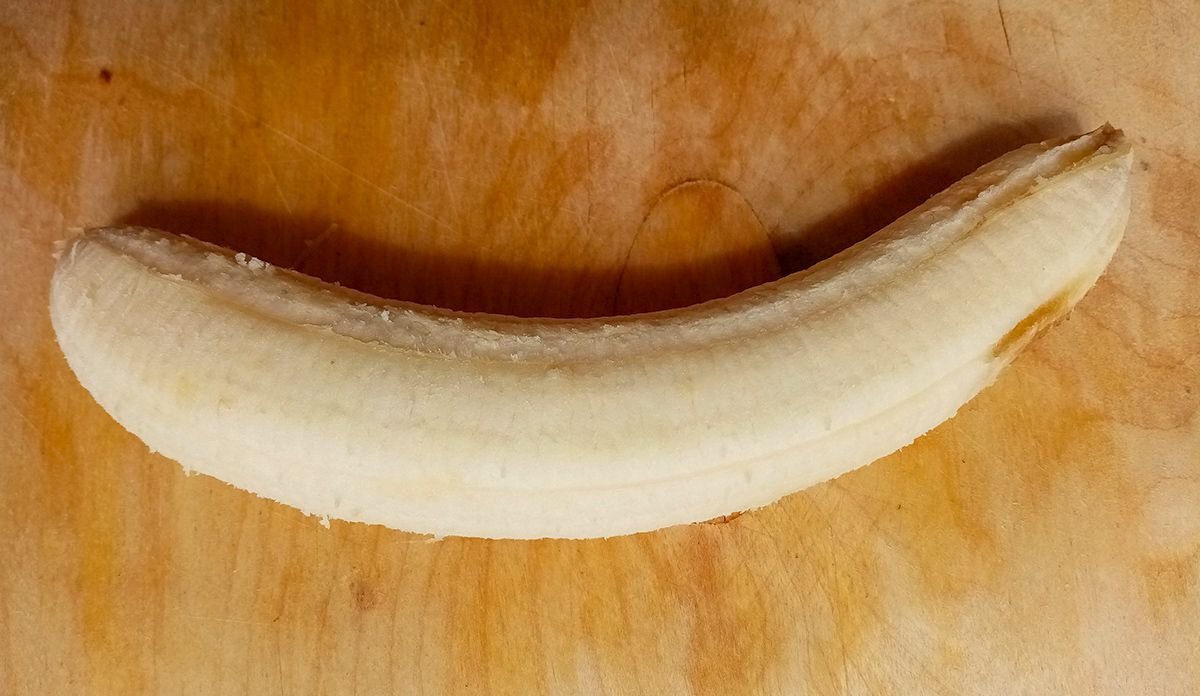 Очищенный банан.