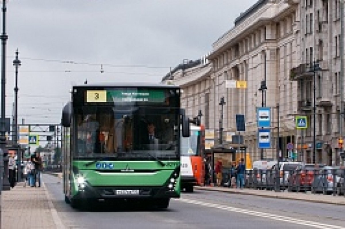    На трех популярных маршрутах в Петербурге усилили движение автобусов
