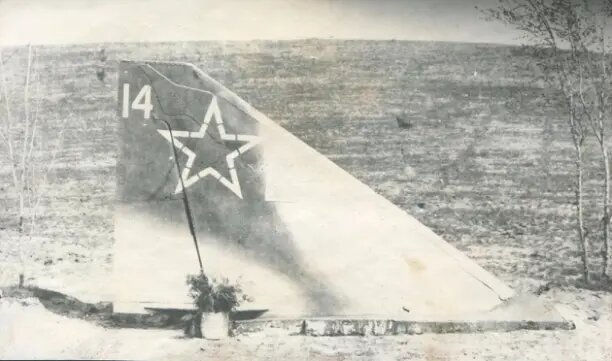 место гибели МиГ 21 (Фото из открытых истоников). "...87году за кишлаком на аэродроме ханабад разбилса подполковник Макаренко замполит полка,причина была усталостное розрушение форсунок форсажного колектора,каторое проверяется кажди 25 часов наработки двигателя,Я был техником в 87 РАП 84 по 92год. (лексика и грамматика автора сохранены)