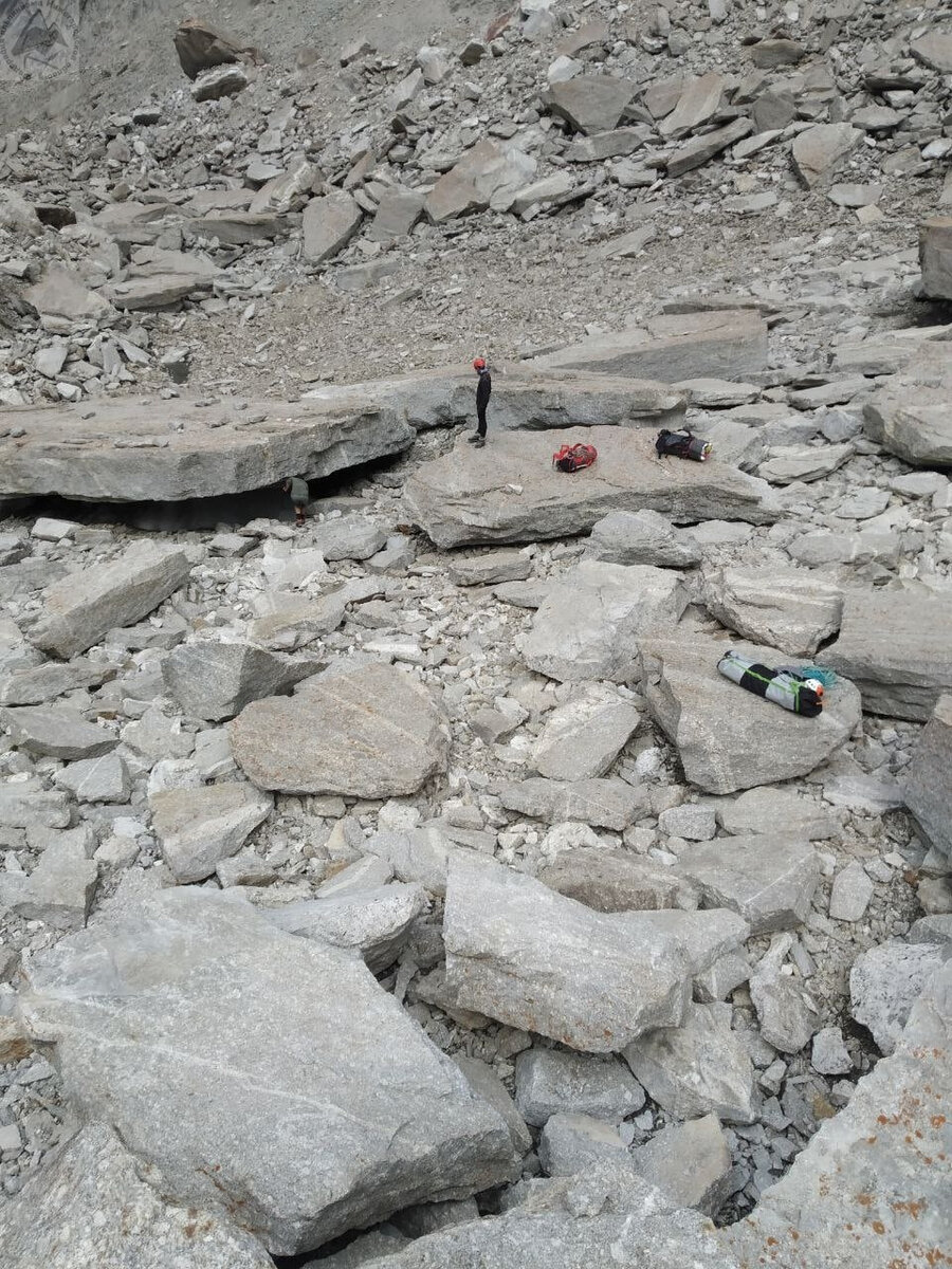 Занятий на оставшиеся полдня было немного: перебрать вещи, найти розовый кварц на сувениры, а также понаблюдать, как по месту, где нам необходимо будет преодолеть бергшрунд, каждые 5 минут пролетают камни, иногда даже размером с холодильник…