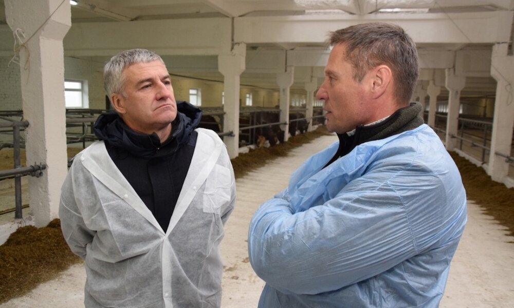 Глава Карелии А. Парфенчиков (слева) и министр сельского и рыбного хозяйства  Карелии В. Лабинов. Рабочая поездка.