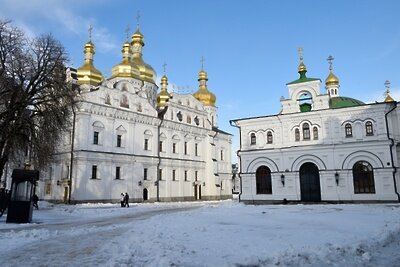    Успенский собор и трапезный храм (справа) Киево-Печерской лавры в Киеве. © РИА Новости