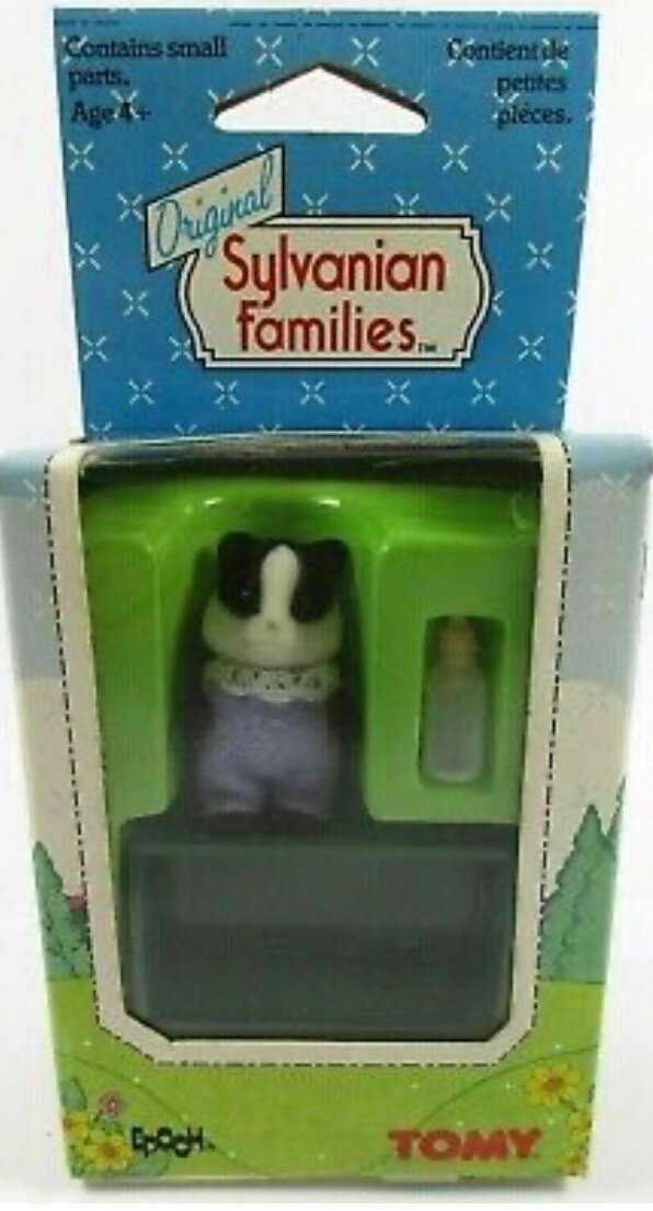 Малыш-баруск из первых выпусков. В наборе зеленая кроватка и бутылочка.