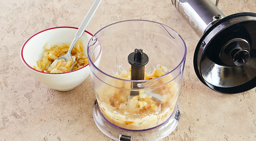 1. С хлеба срежьте корки, мякиш нарежьте кусками и замочите в молоке на 7–10 мин. Лук и чеснок очистите и мелко порубите.