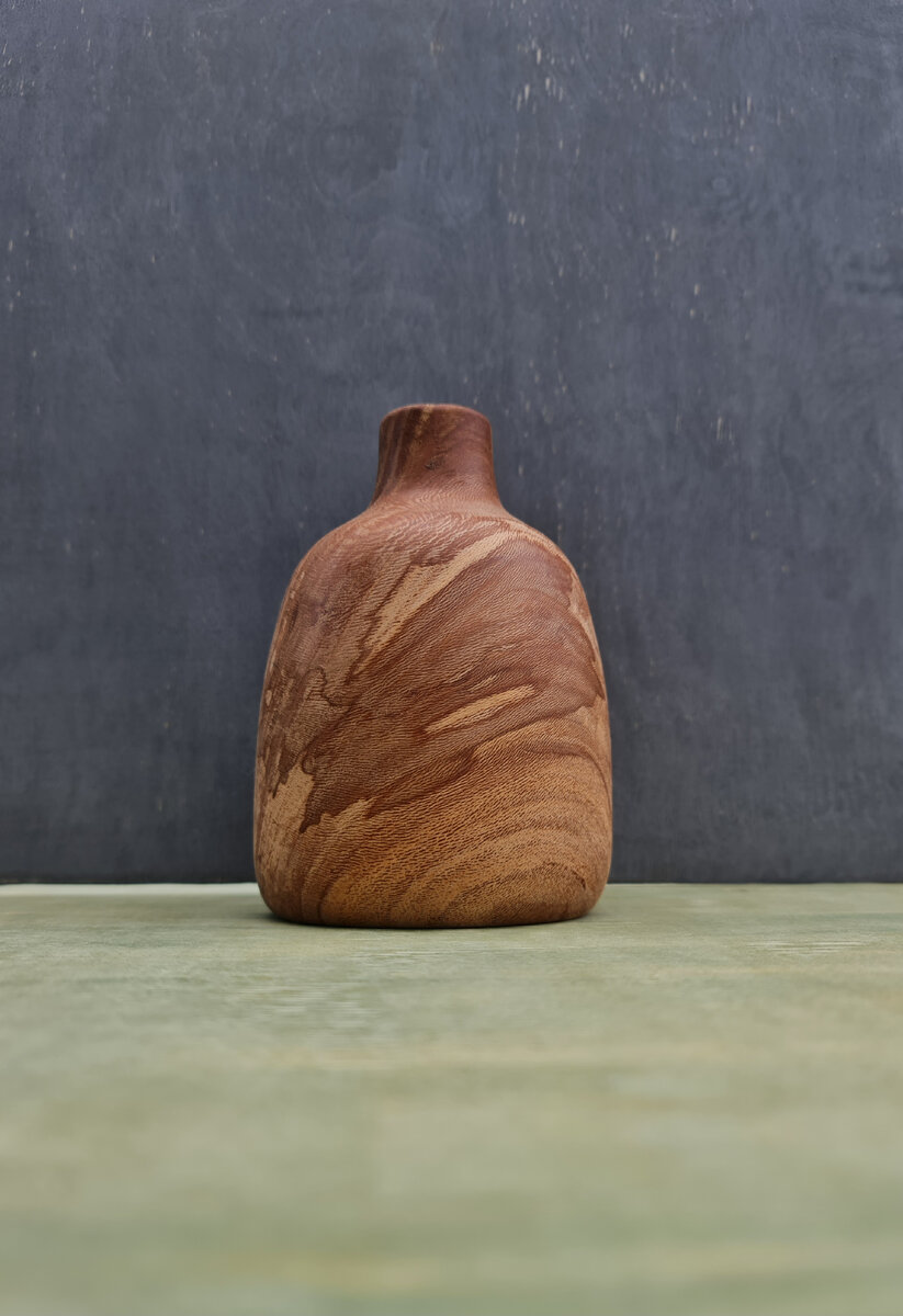 На фото: ваза для сухоцветов из древесины Платана